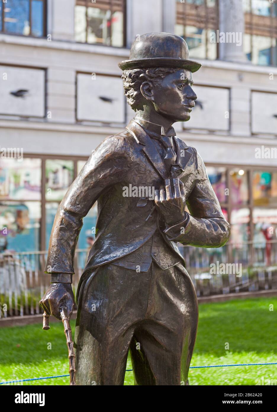 London, Westminster. John Doubledays Statue von Charlie Chaplin aus dem Jahr 1979 auf dem Leicester Square, die in seiner Rolle als Tramp dargestellt wurde. Stockfoto