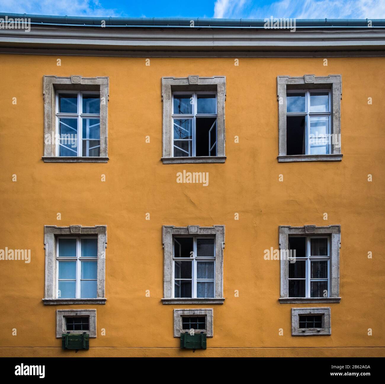 Budapest, Ungarn, August 2019, Blick auf die Fassade eines gelb-ockerfarbenen Gebäudes Stockfoto