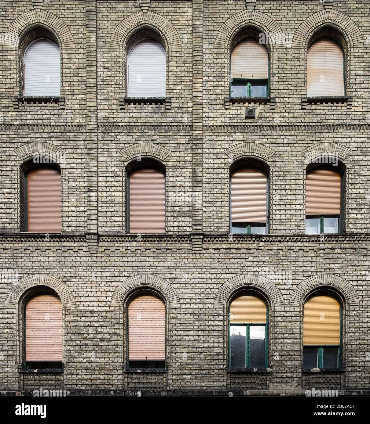 Budapest, Ungarn, August 2019, Blick auf die Fassade eines grauen Ziegelsteingebäudes Stockfoto