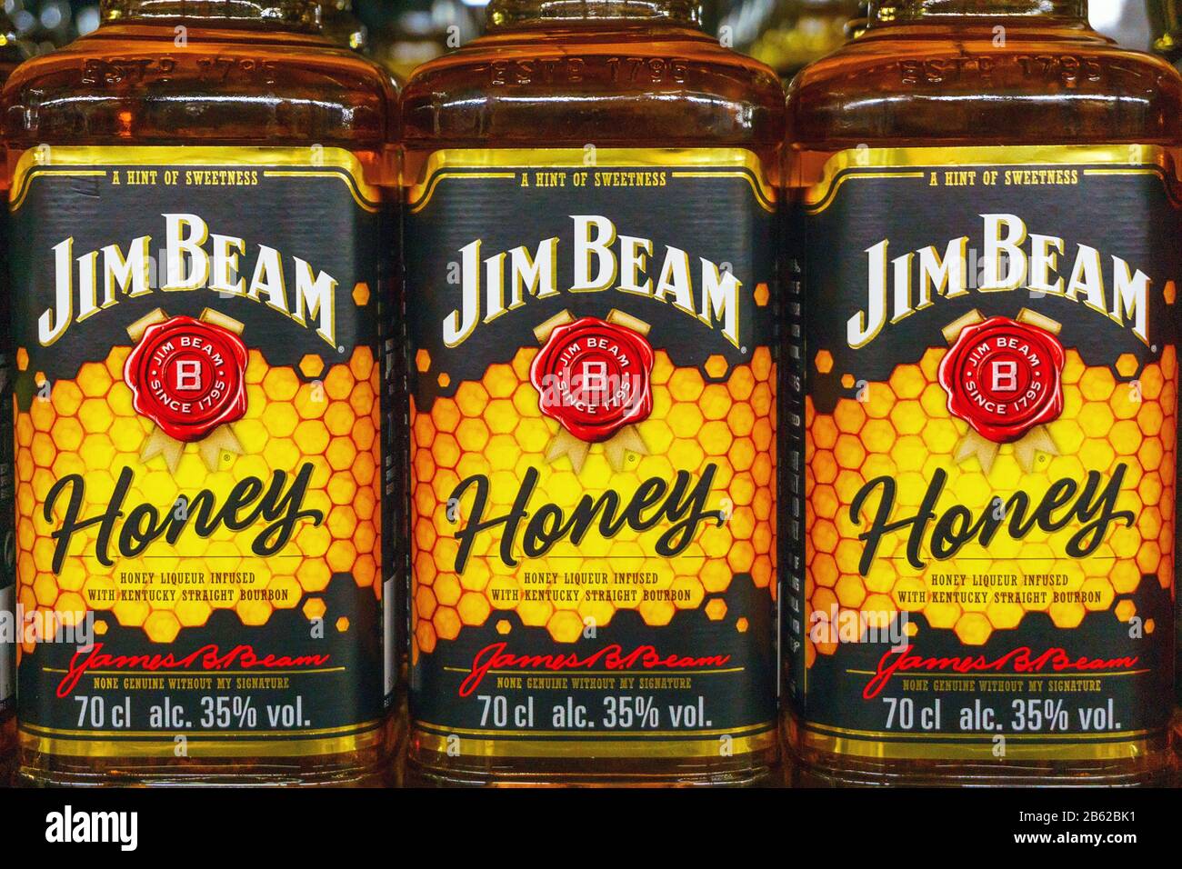 Tjumen, Russland-März 06, 2020: Jim Balken Bourbon Whiskey mit Honig. Kentucky Straight Bourbon Whiskey. In den Regalen eines Hypermarket, Verkauf von Alcoh Stockfoto