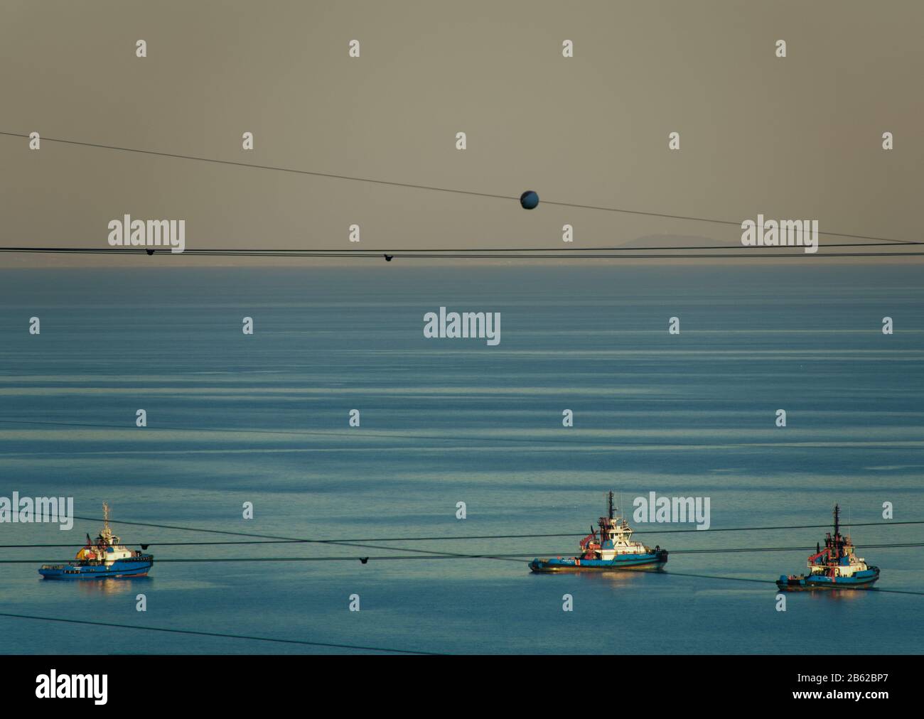 Drei Schleppboote am Meer Stockfoto