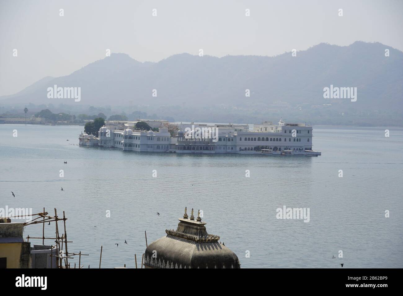 Blick auf das Taj Lake Palace Hotel am See Pichola. : Udaipur Rajasthan - März 2020 Stockfoto