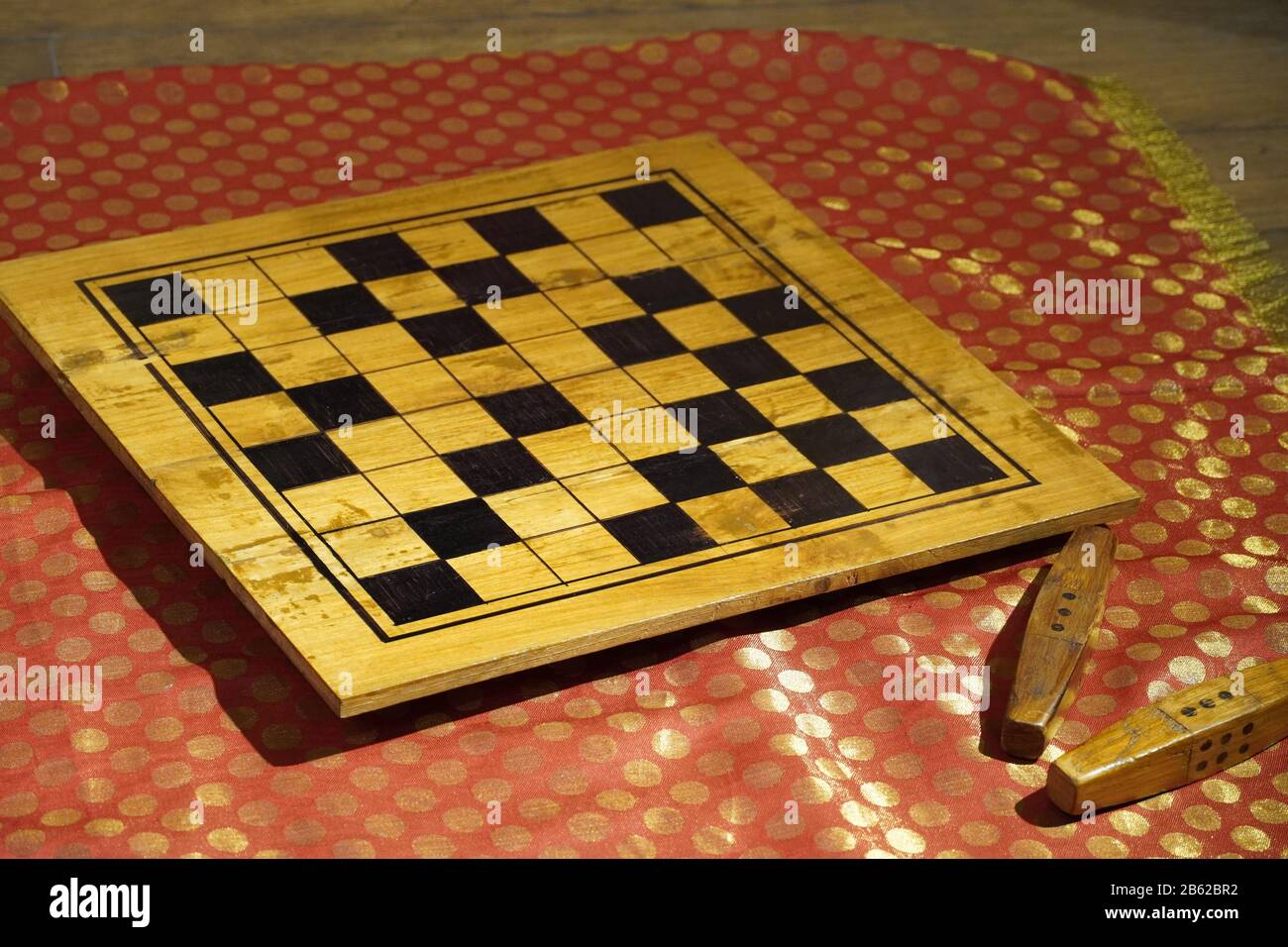 Vintage Set von Parcheesi-Würfelspiel, gespielt in dem epischen Gedicht Mahabharata. Set besteht aus Wachs und wird am Flughafen Kochi angezeigt. Kochi Indien - März 2020 Stockfoto