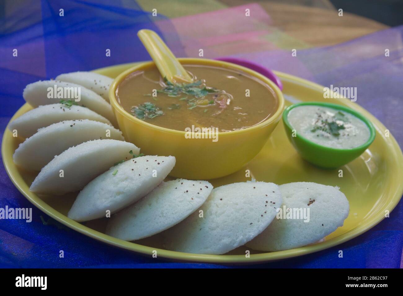 Südindische Küche Idli Sambar und Chutney Schüssel im Bananenblatt Indien Stockfoto Südindische Küche Idli Sambar und Chutney Schüssel im Bananenblatt Indien Stockfoto