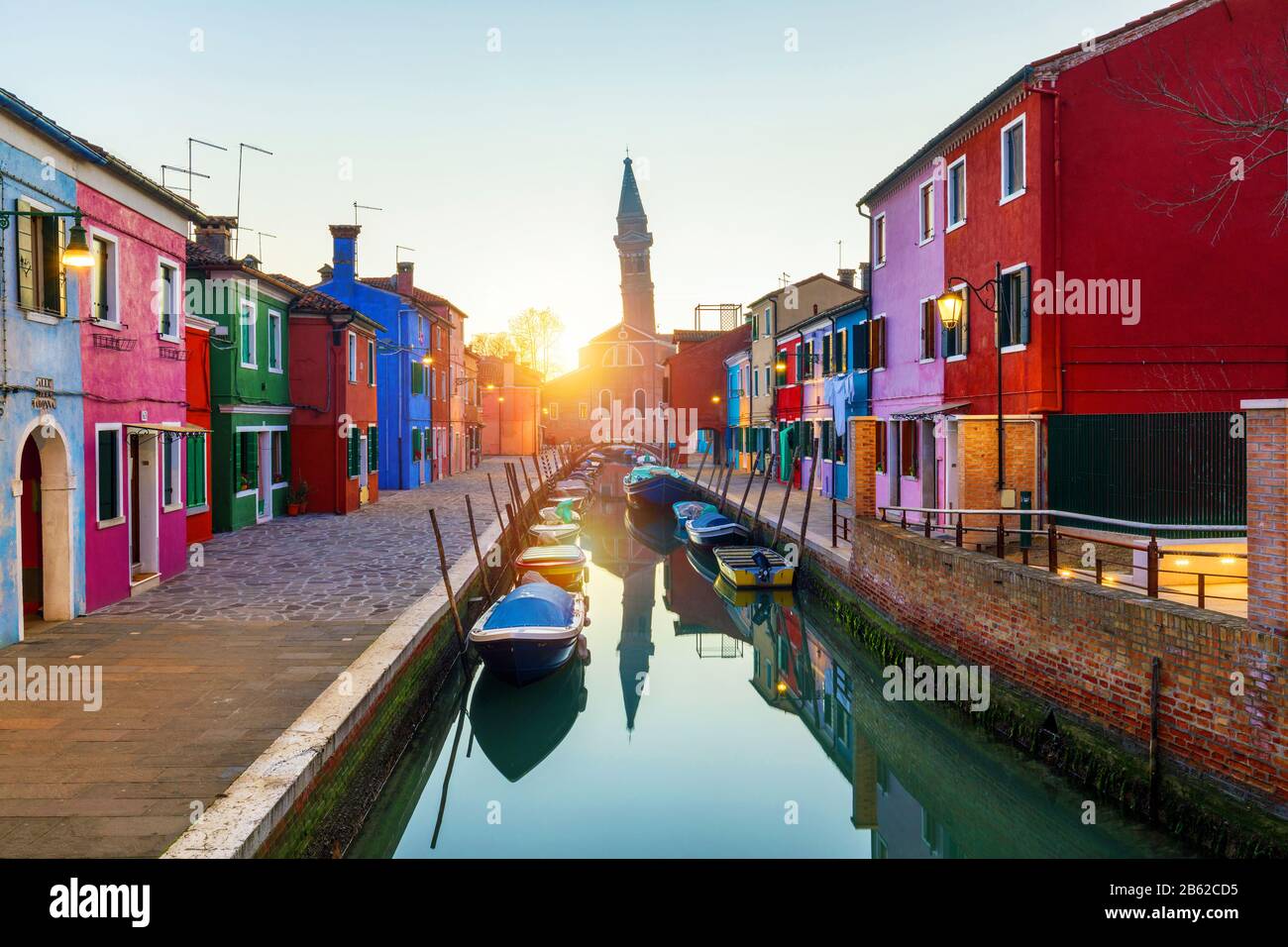 Wunderschöne Aussicht auf die Kanäle von Burano mit Booten und schöne, farbenfrohe Gebäude. Burano Dorf ist bekannt für seine bunten Häuser. Venedig, Italien. Stockfoto