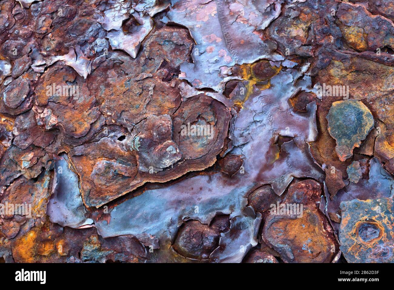Korrodierte Metalloberfläche, die jahrelang der Witterung an der Küste der Natur ausgesetzt war, South Texas. Stockfoto