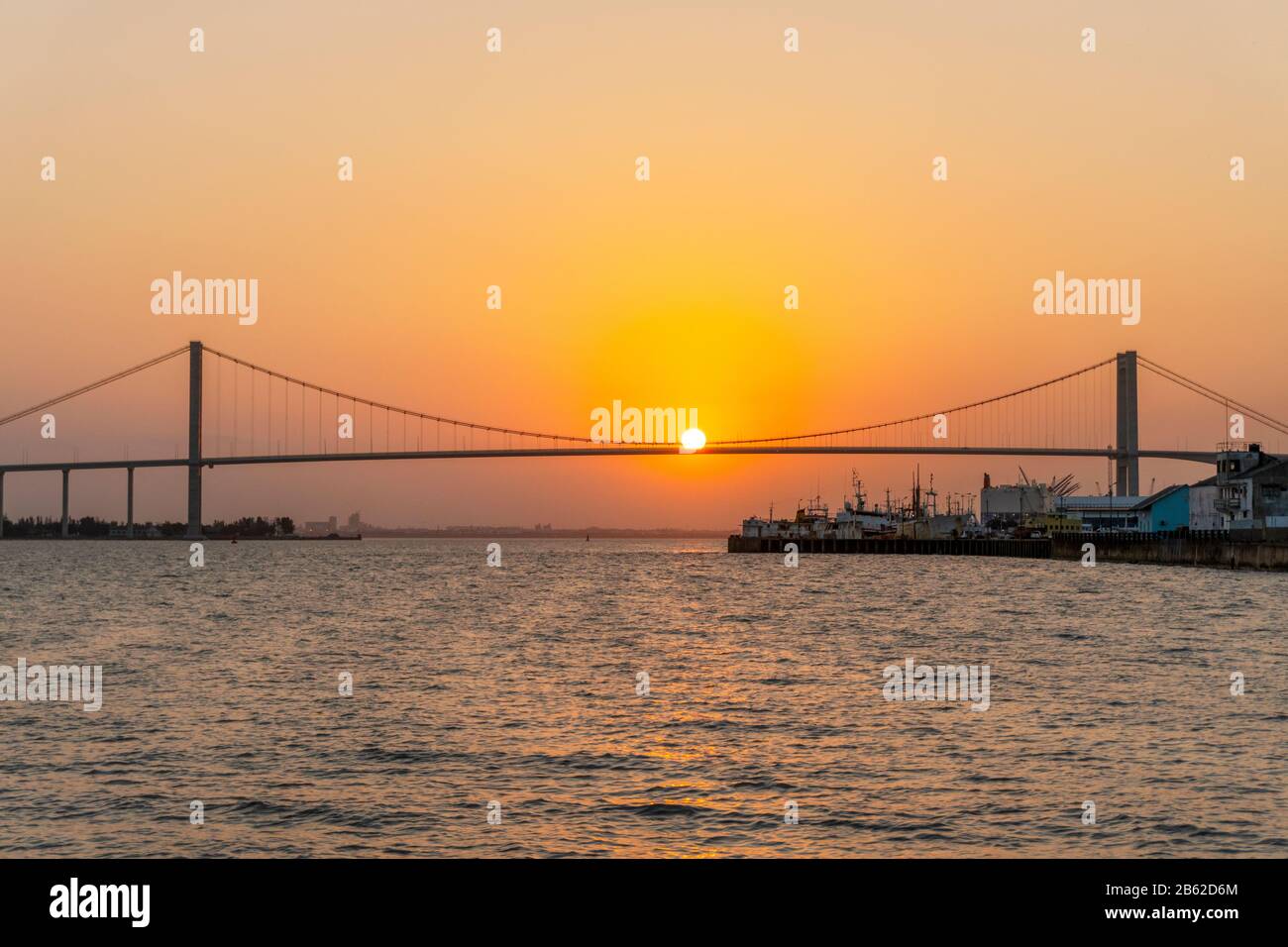 Die Sonne hängt an Der Goldenen Brücke in Maputo, Mosambik Stockfoto