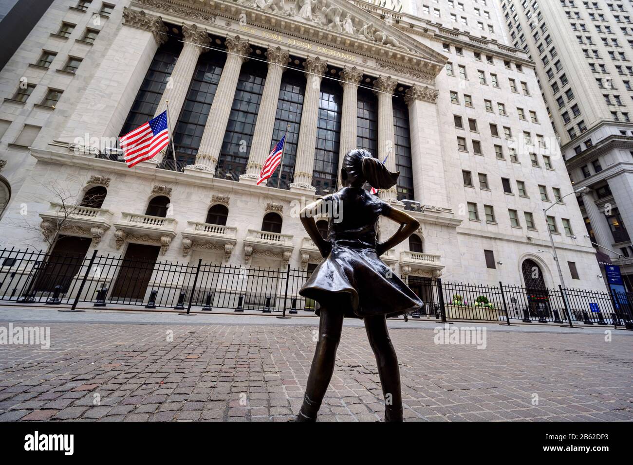 New YORK, USA - 02. FEBRUAR 2020: Die "Fearless Girl"-Statue steht an ihrem neuen Standort gegenüber der New Yorker Börse. Stockfoto