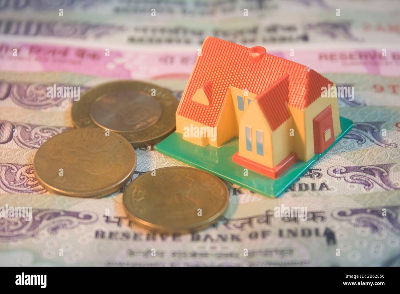 Indisches Geld 2000 Rupien im Hauskredit, indische Rupien Stockfoto