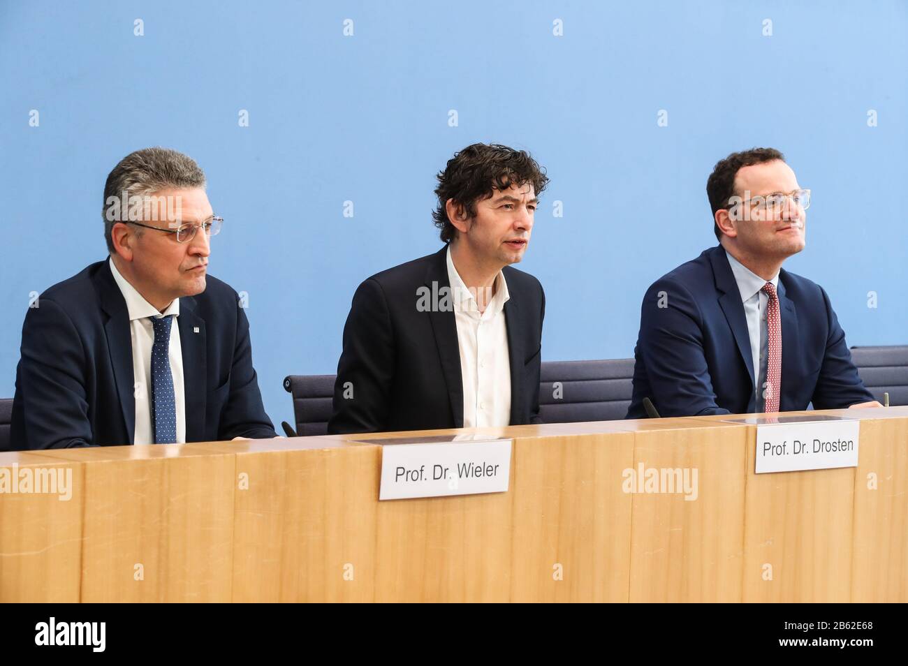 Berlin Deutschland Marz 2020 Bundesgesundheitsminister Jens Spahn R Direktor Des Instituts Fur Virologie An Der Charite