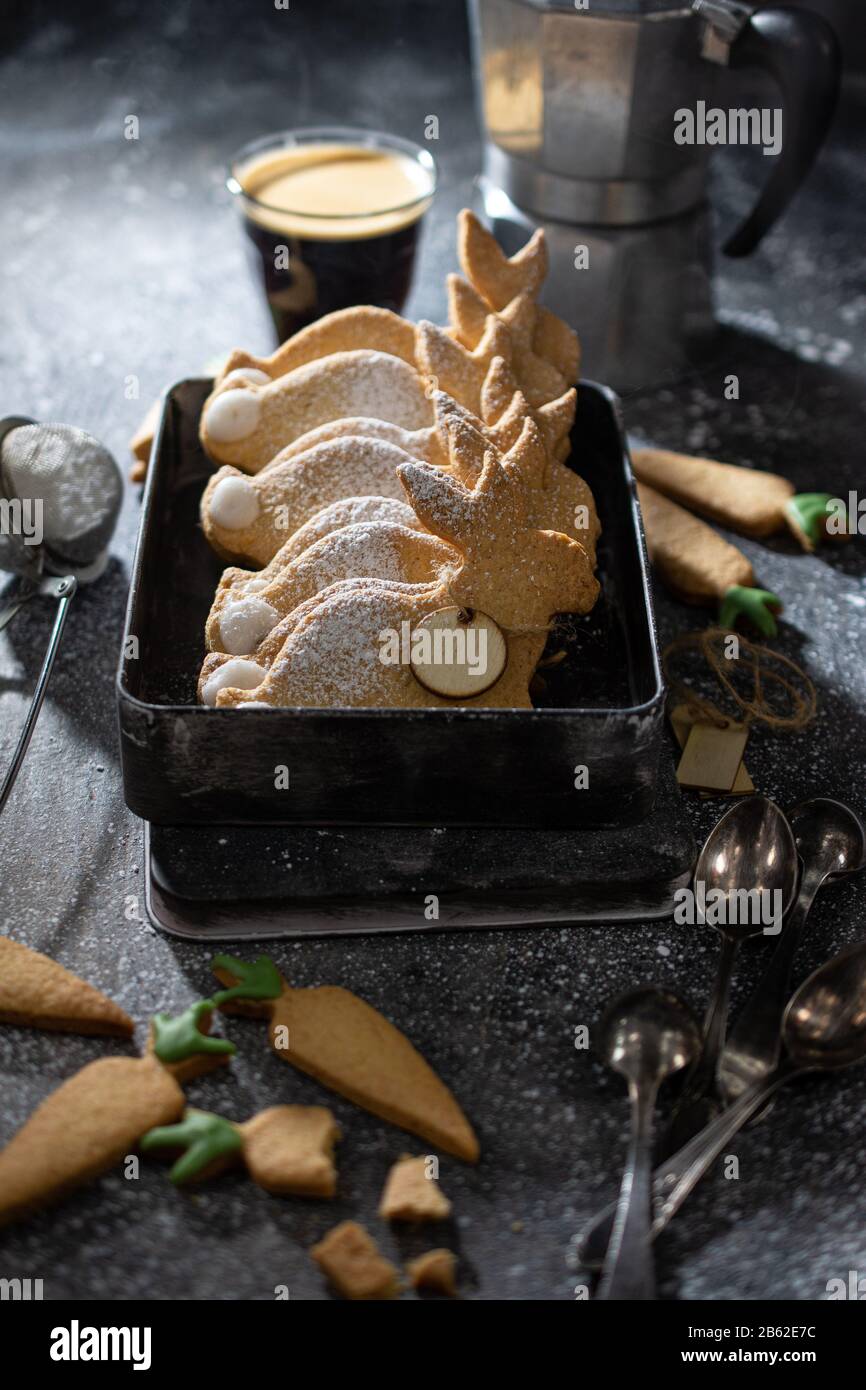 Oster Bunnies Cookies.Dessert mit köstlichem Kaffee.süßes Frühstück fettarme Speisen. Stockfoto
