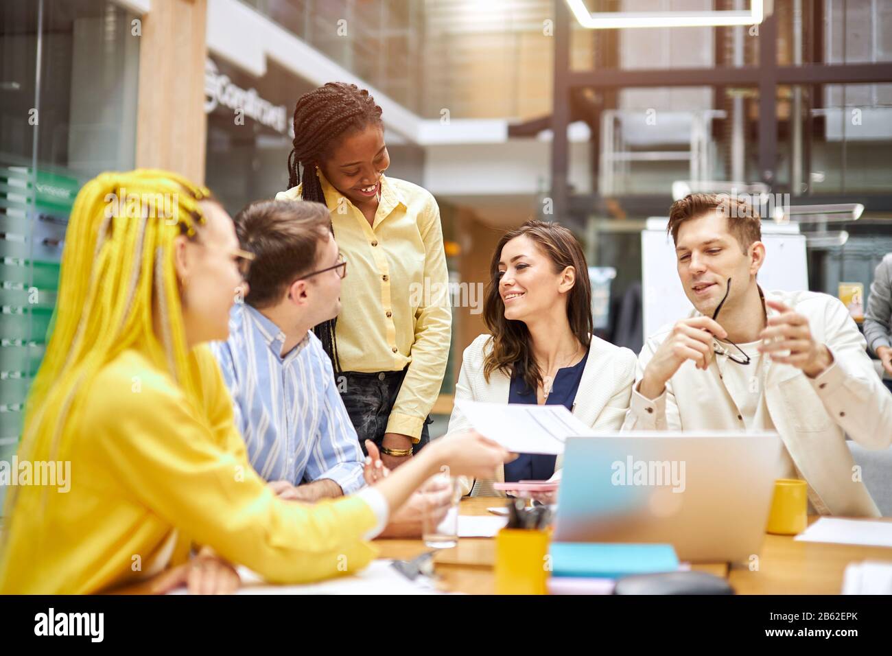 Junge Leute sind glücklich, da sie finanzielle Hilfe, Hilfe, Nahaufnahme erhalten haben. Erster Erfolg des Startup-Unternehmens Stockfoto