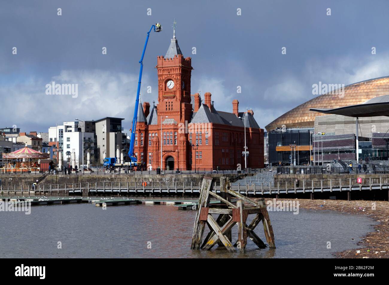 Arbeiter inspizieren das viktorianische Pierhead Building, Cardiff Bay, Cardiff, South Wales. Stockfoto