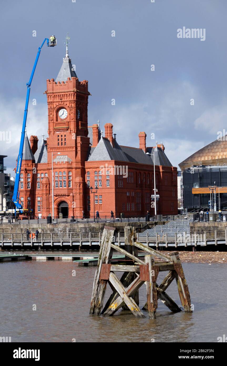 Arbeiter inspizieren das viktorianische Pierhead Building, Cardiff Bay, Cardiff, South Wales. Stockfoto