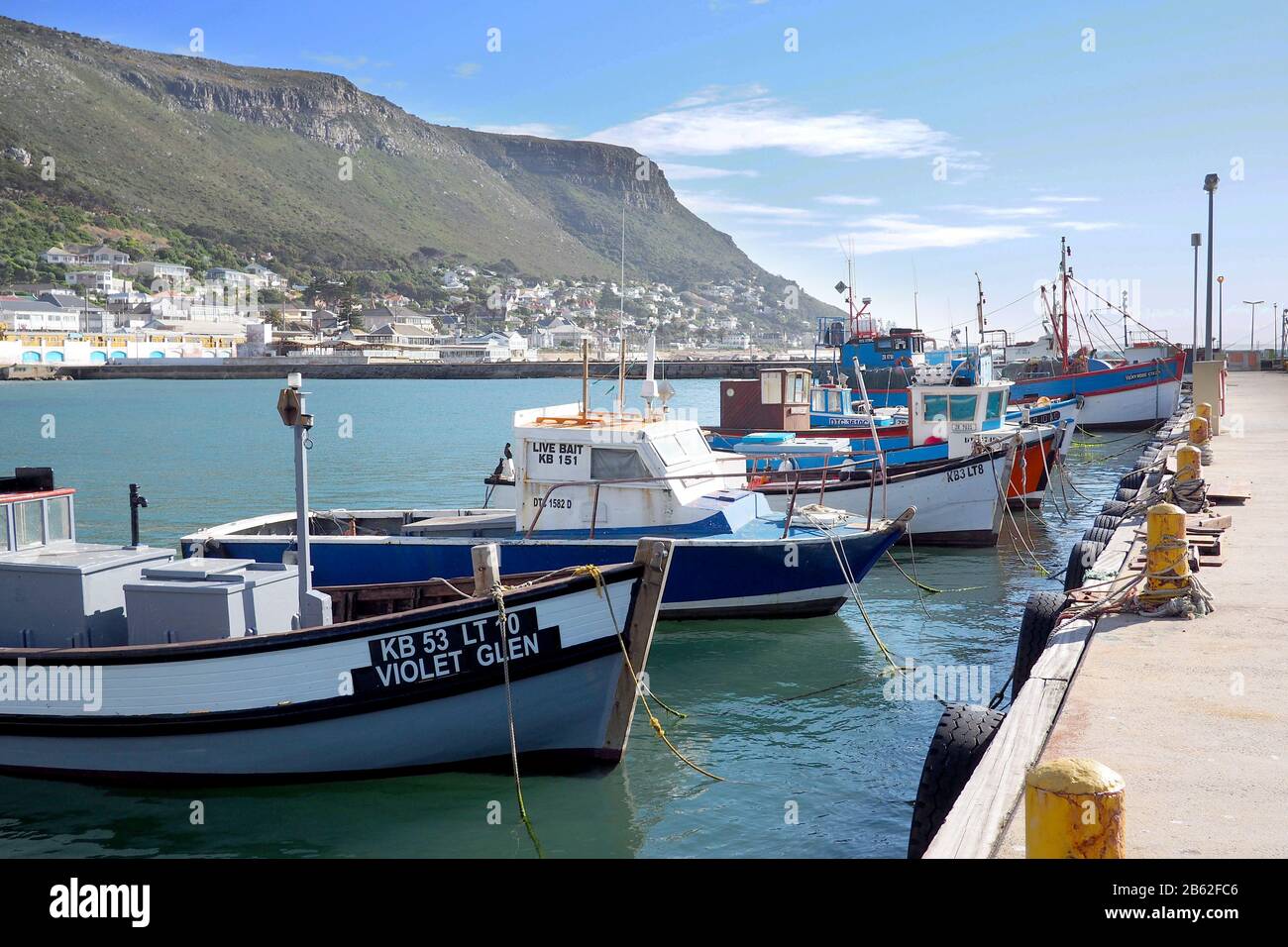 Hafen von Kalk Bay, Kapstadt, Südafrika - 16. Mai 2019: Traditionelle Fischerboote aus Holz werden in einem kleinen Hafen in Kapstadt, Südafrika, vermauert Stockfoto