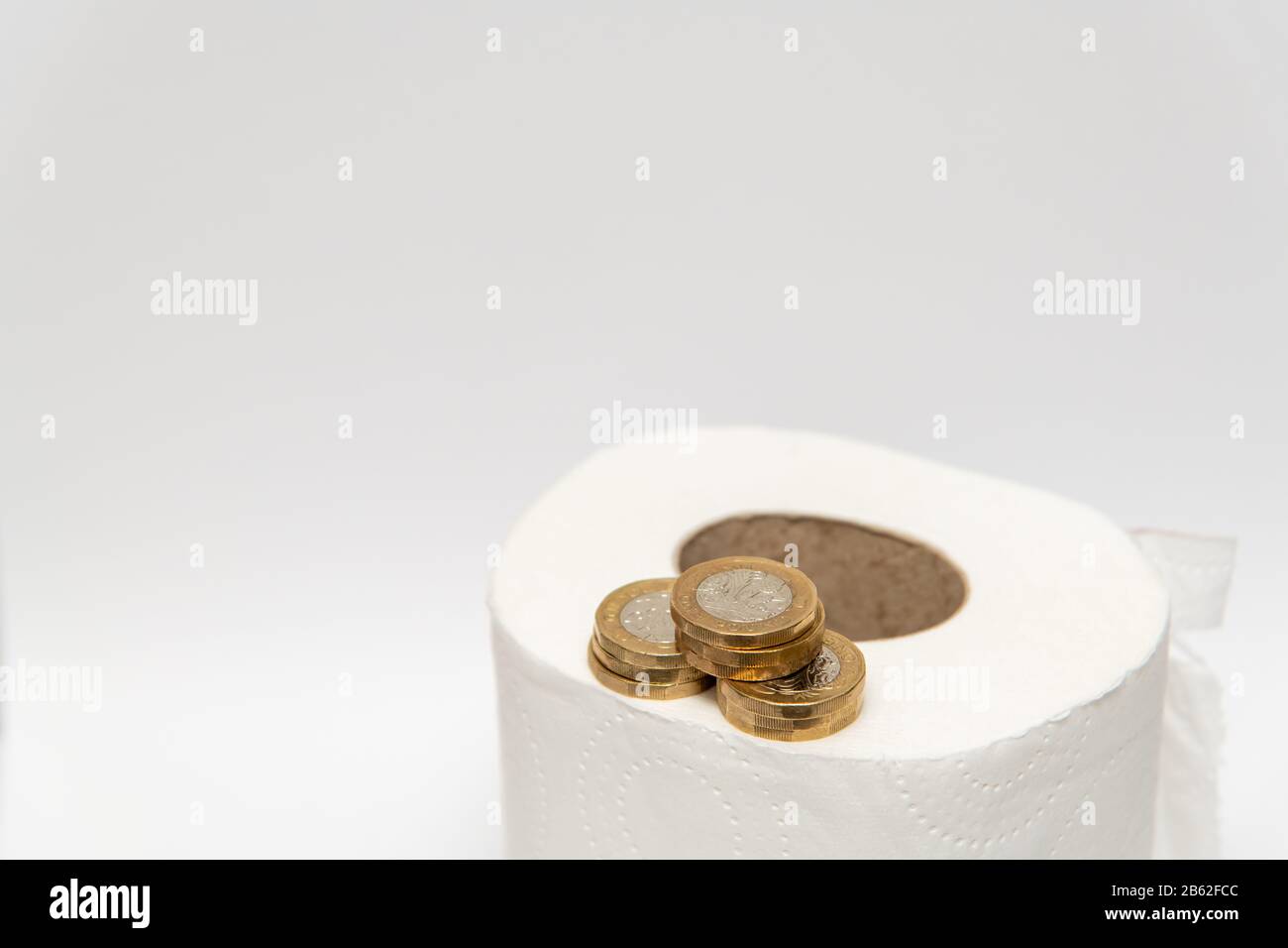 Toilettenpapier mit britischem Pfund Münzen Geld Stockfoto