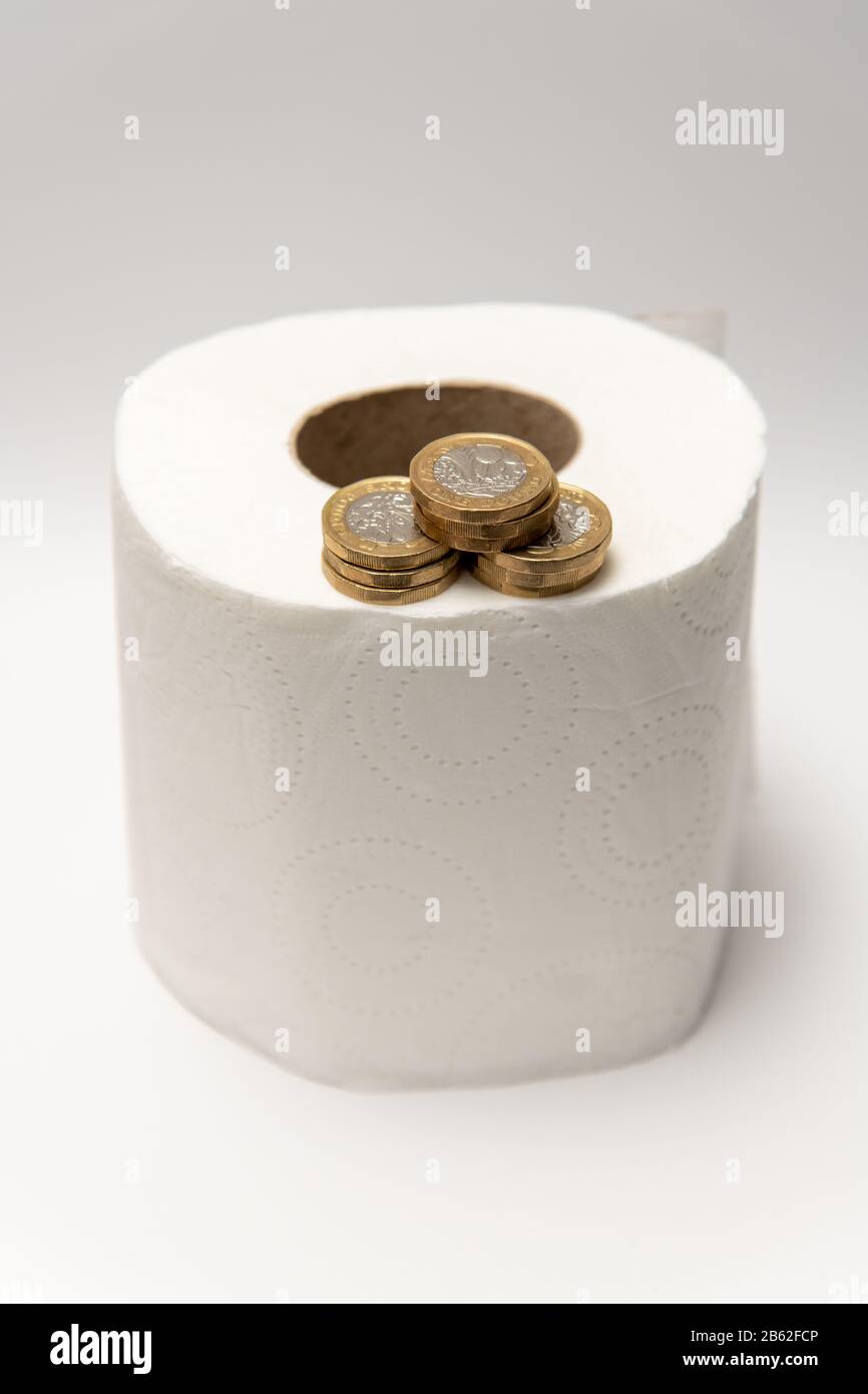 Toilettenpapier mit britischem Pfund Münzen Geld Stockfoto