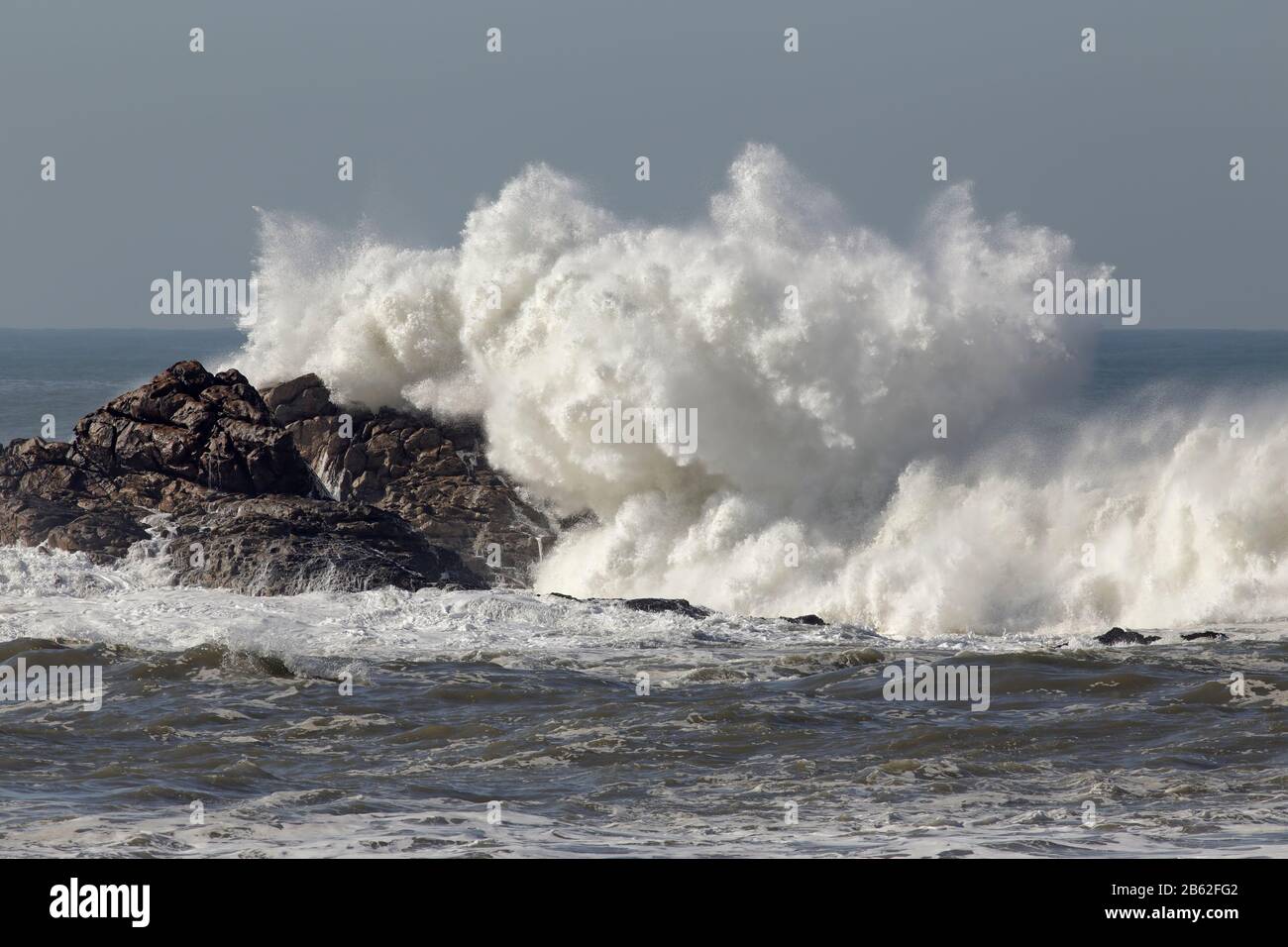 Big Sea Wave splash. Nördlichen portugiesischen felsigen Küste. Stockfoto