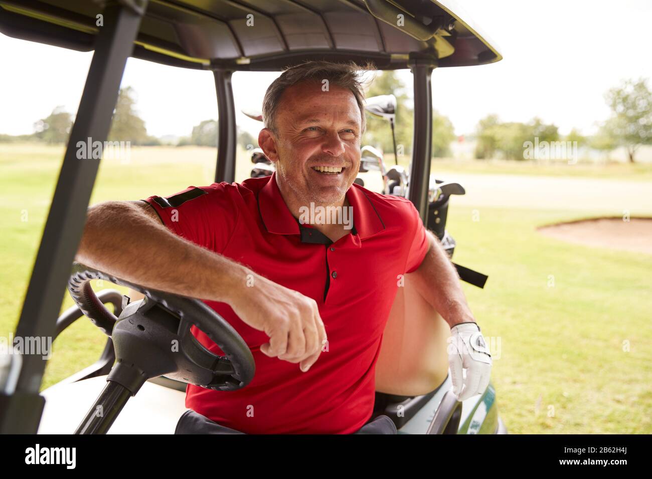 Reifer Mann, Der Golf Spielt, Der Buggy Auf Dem Kurs Nach Grün Am Red Letter Day Fährt Stockfoto