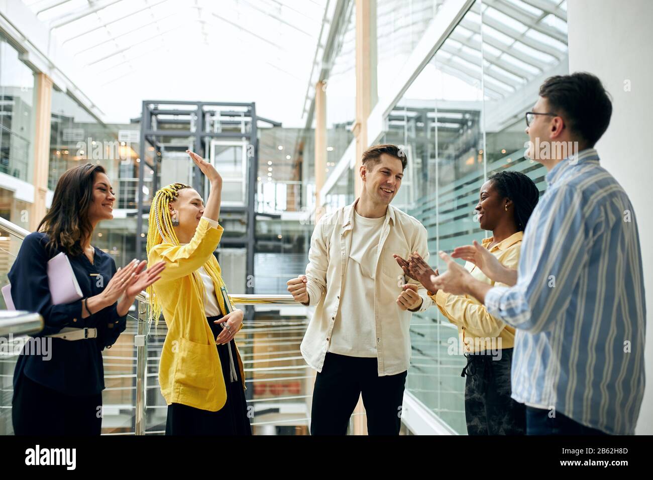 Vergiftet attraktive junge Studenten, die Prüfungen ablegen. Nahaufnahme. Stockfoto