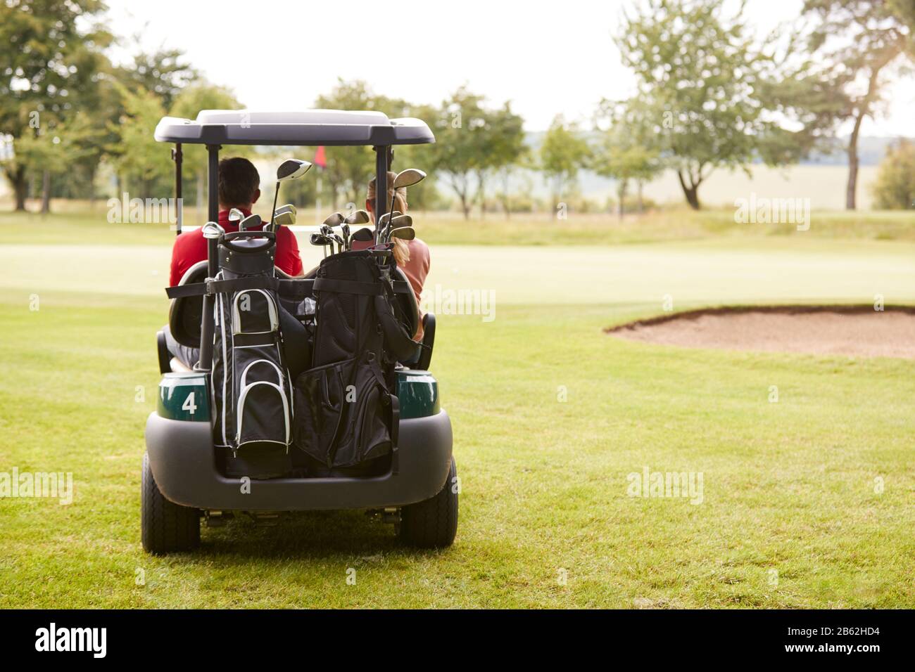 Rückansicht Des Paares Spielen Des Golf Fahren Buggy Entlang Der Fairway Am Red Letter Day Stockfoto