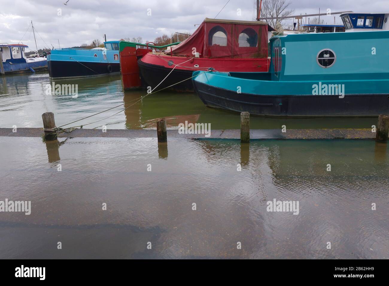 Woodbridge, Suffolk, Großbritannien - 9. März 2020: Flut. Nasse und windige Nachmittagspause am Fluss Deben von Woodbridge nach Melton. Stockfoto