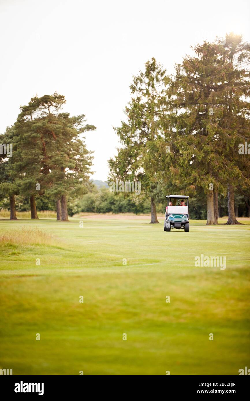 Vorderansicht Des Paares Spielen Des Golf Fahren Buggy Entlang Der Fairway Am Red Letter Day Stockfoto