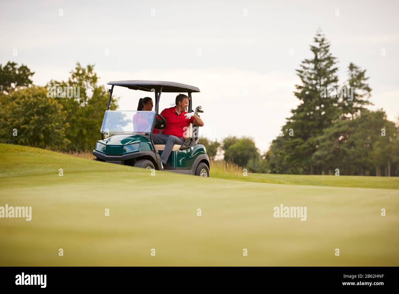 Vorderansicht Des Paares Spielen Des Golf Fahren Buggy Entlang Der Fairway Am Red Letter Day Stockfoto