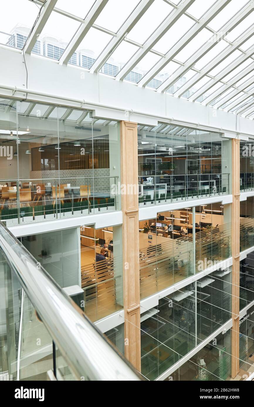 Modernes, elegantes, leeres Büro-Interieur, Seitenansicht Foto.Gebäude mit vielen Büroräumen Stockfoto