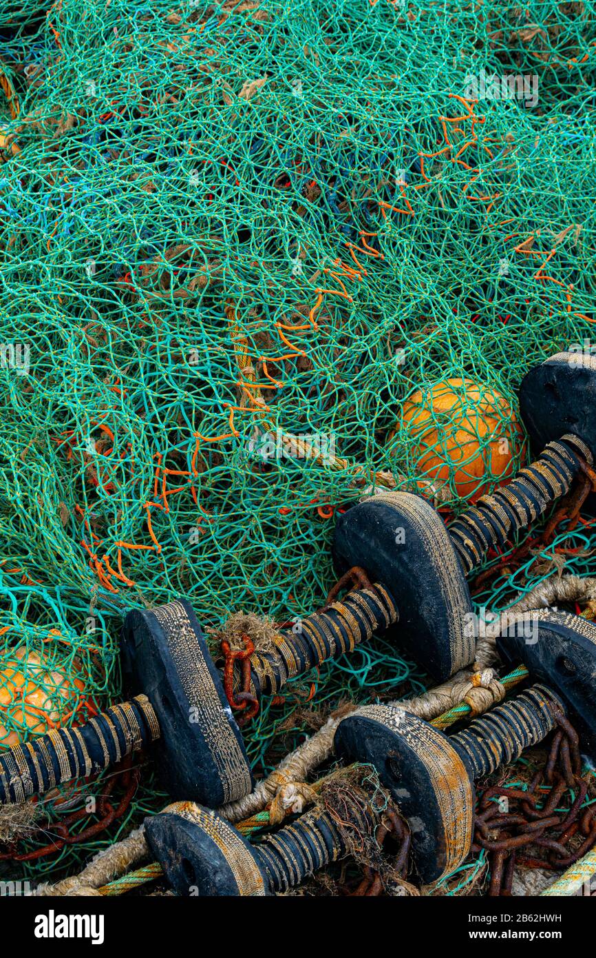 Ein Wirrwarr aus grünen Fischernetzen Stockfoto