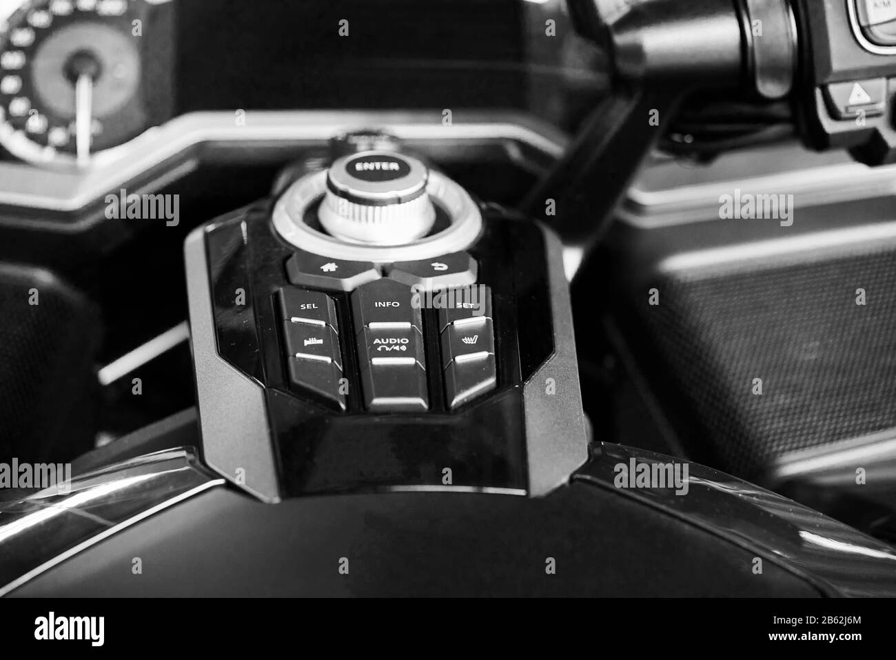 Nahaufnahme eines Motorraddamps mit ABS-, Öl- und Blinkleuchten. Der Odometer, der Tachometer und das Tachometer sind sichtbar Stockfoto