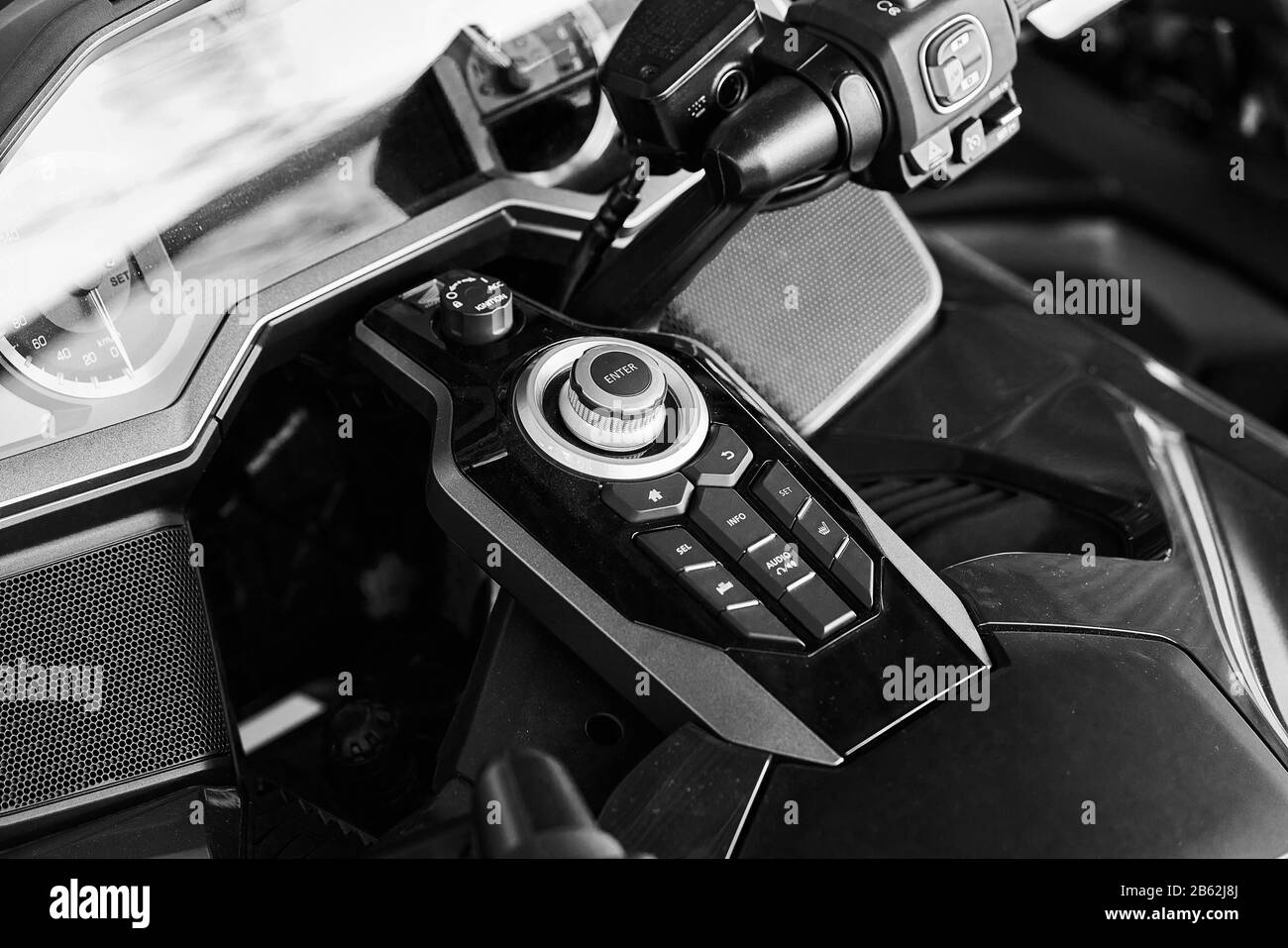 Nahaufnahme eines Motorraddamps mit ABS-, Öl- und Blinkleuchten. Der Odometer, der Tachometer und das Tachometer sind sichtbar Stockfoto