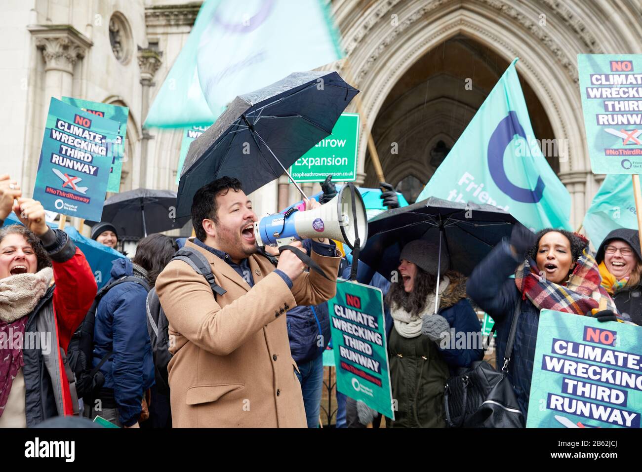 London, Großbritannien. - 27. Februar 2020: Eine Wahlkämpferin vor den Königlichen Gerichtshöfen verkündet den Erfolg ihrer Berufung gegen die Entscheidung der Regierung, Heathrow Expansion zu ermöglichen. Stockfoto