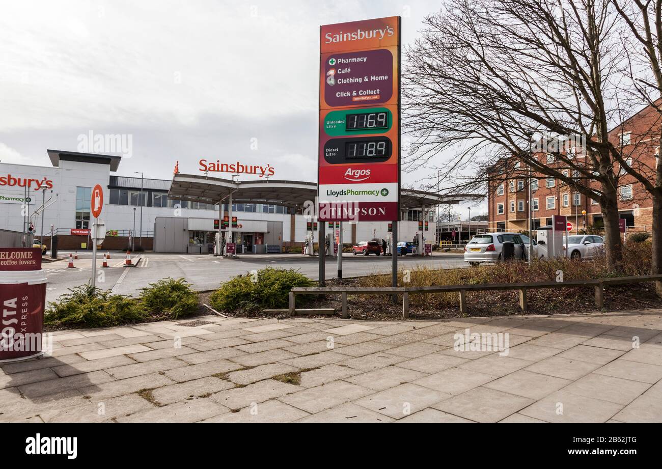 Ein Blick auf das Benzin / Diesel füllen Bahnhofsvorplatz bei Sainsbury's Store in Victoria Road, Darlington Stockfoto