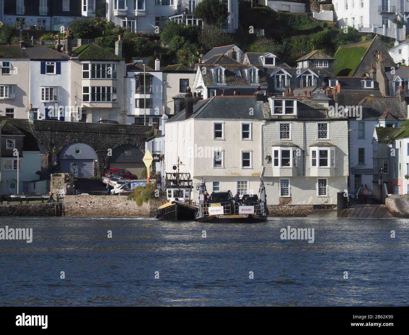 Die untere Dartmouth-Fähre wartet darauf, Dartmouth, Devon, Großbritannien, zu verlassen Stockfoto
