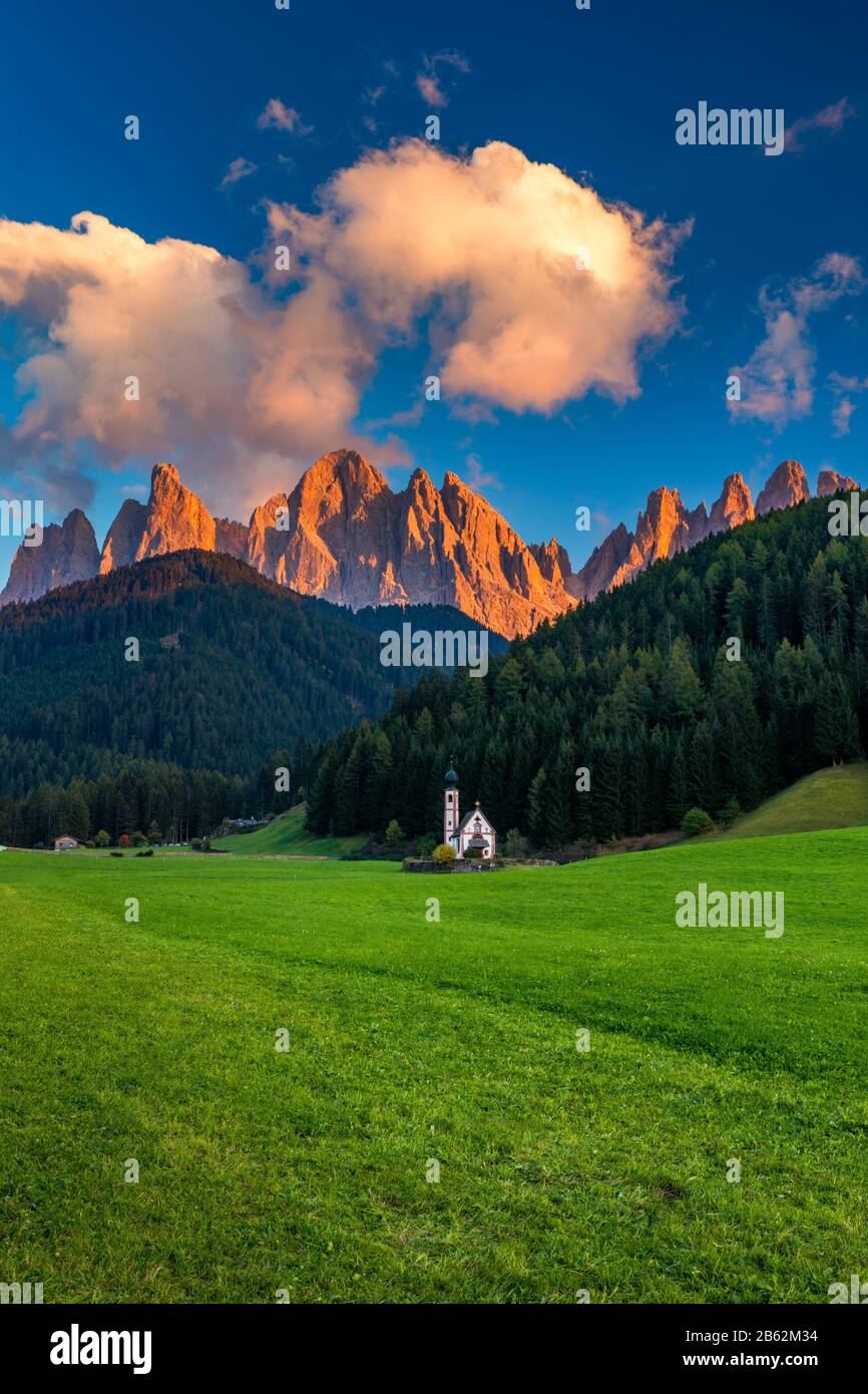Landschaften mit der Kirche San Giovanni und dem kleinen Dorf im Val di Funes, in den Alpen der Dolome, in Südtirol, Italien und Europa. San Giovanni in der Kirche Ranui (St Joh Stockfoto