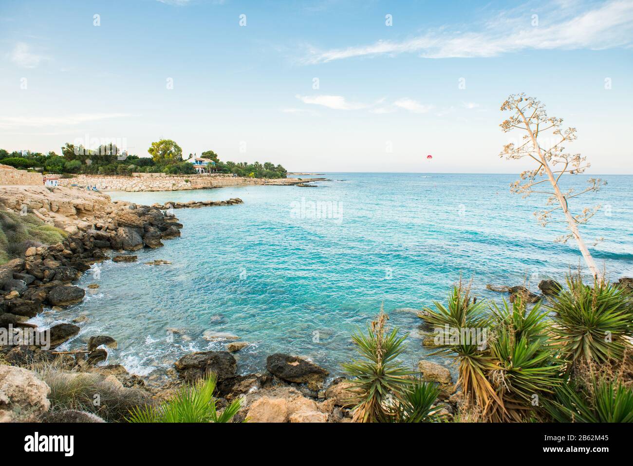 Zypern. Mediterrane Malerische Landschaft. Meer und blauer Himmel mit Wolken. Stockfoto