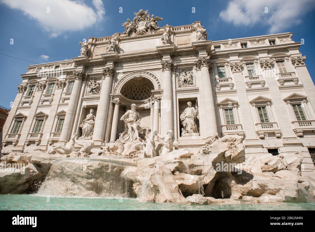 Berühmter Trevi-Brunnen in Rom, Italien. Architektur im Stil des Barock und Wahrzeichen der Stadt. Stockfoto