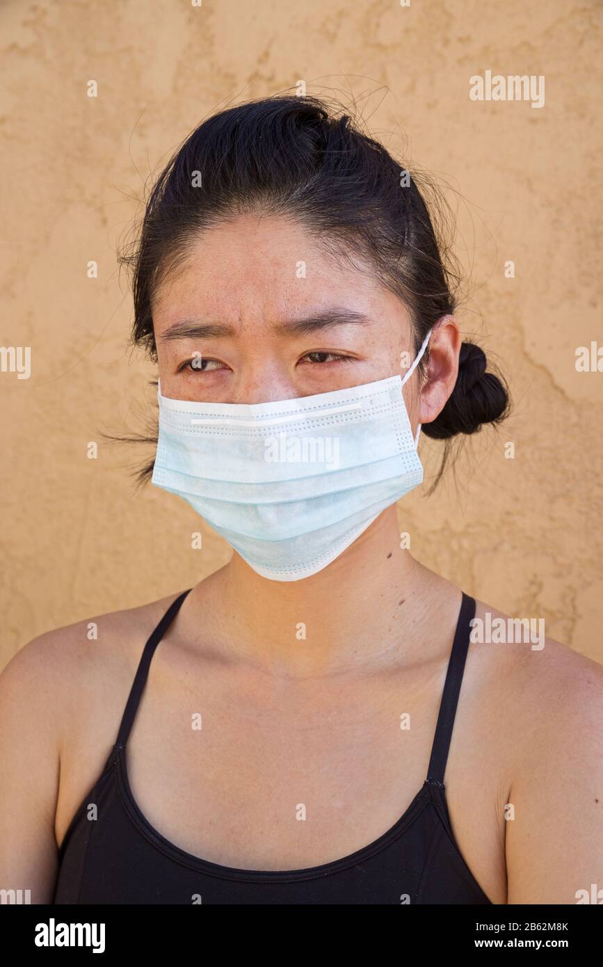 Porträt einer erwachsenen asiatischen Frau, die eine Einwegmaske trägt Stockfoto