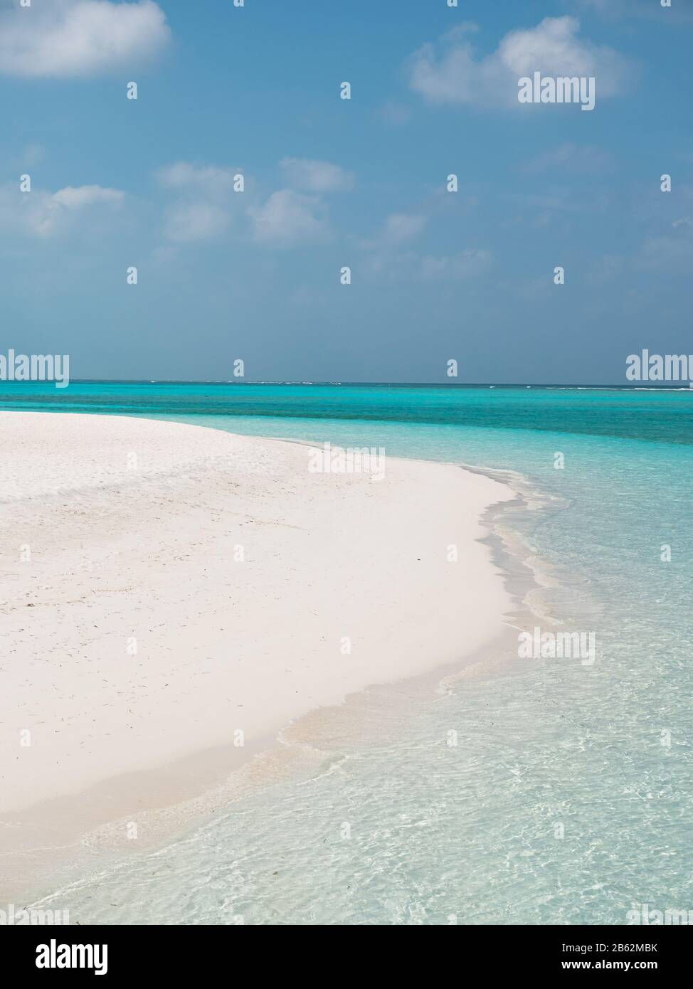 Idyllischer Strand auf den Malediven auf der Insel Meeru mit Bewölktem Himmel und indischem Ozean. Stockfoto