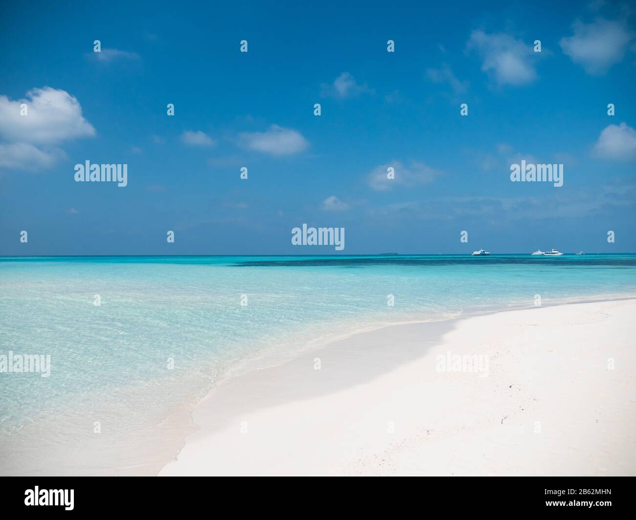 Tropischer Strand mit weißem Sand. Malediven Panorama. Idyllischer Strand auf der Insel Meeru mit Bewölktem Himmel und indischem Ozean. Stockfoto