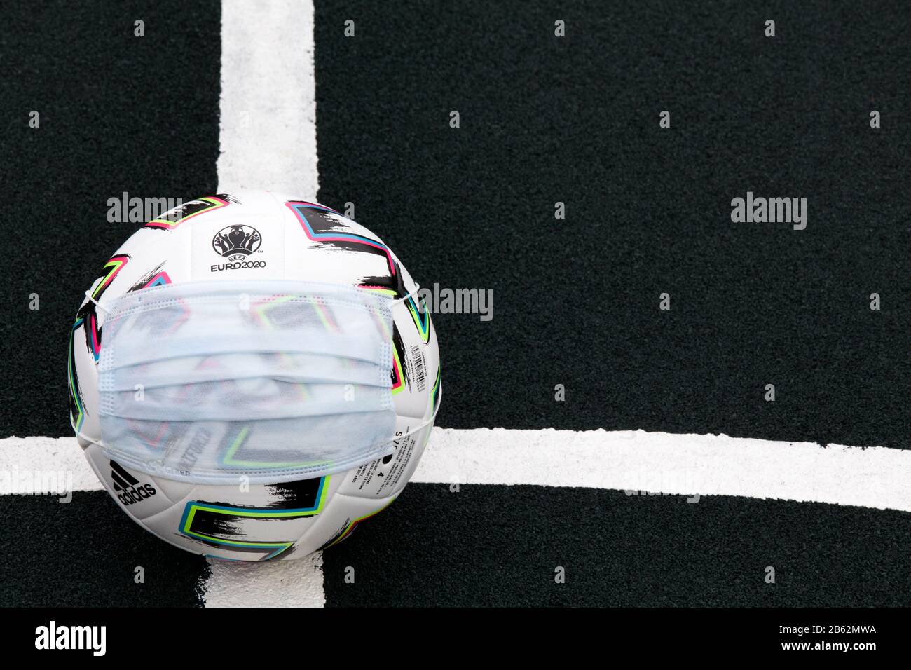 Fußball mit medizinischer Maske auf dem Feld. Euro-2020-Fußballturniere. Nahaufnahme Stockfoto