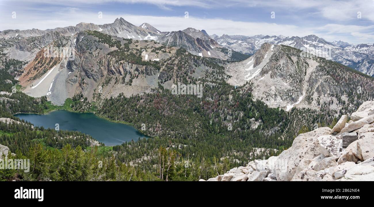 Blick auf den Purple Lake in der John Muir Wilderness der Sierra Nevada Mountains in Kalifornien Stockfoto