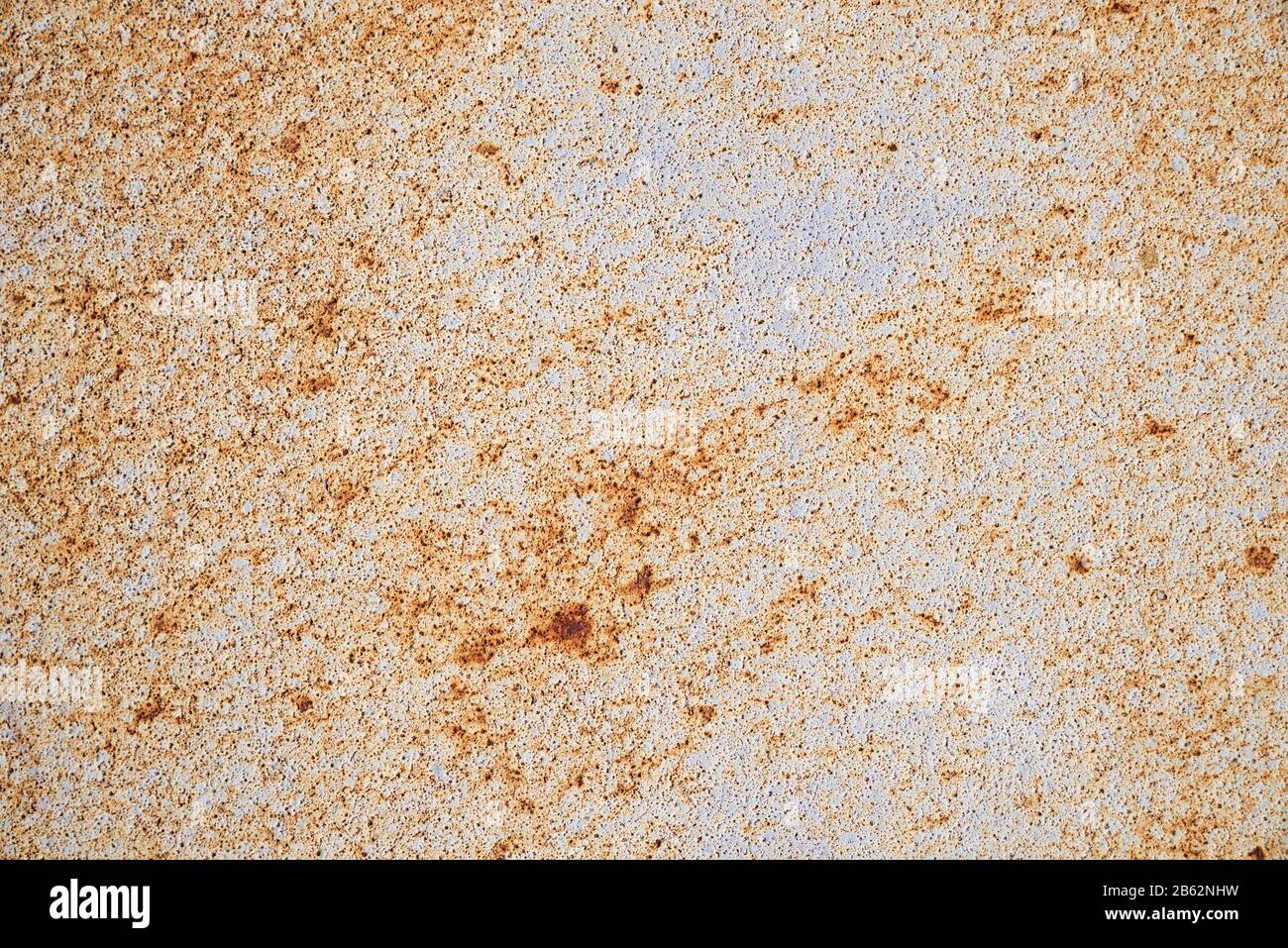 Rostiger weiß lackierter Metallhintergrund mit vielen kleinen Rostflecken Stockfoto