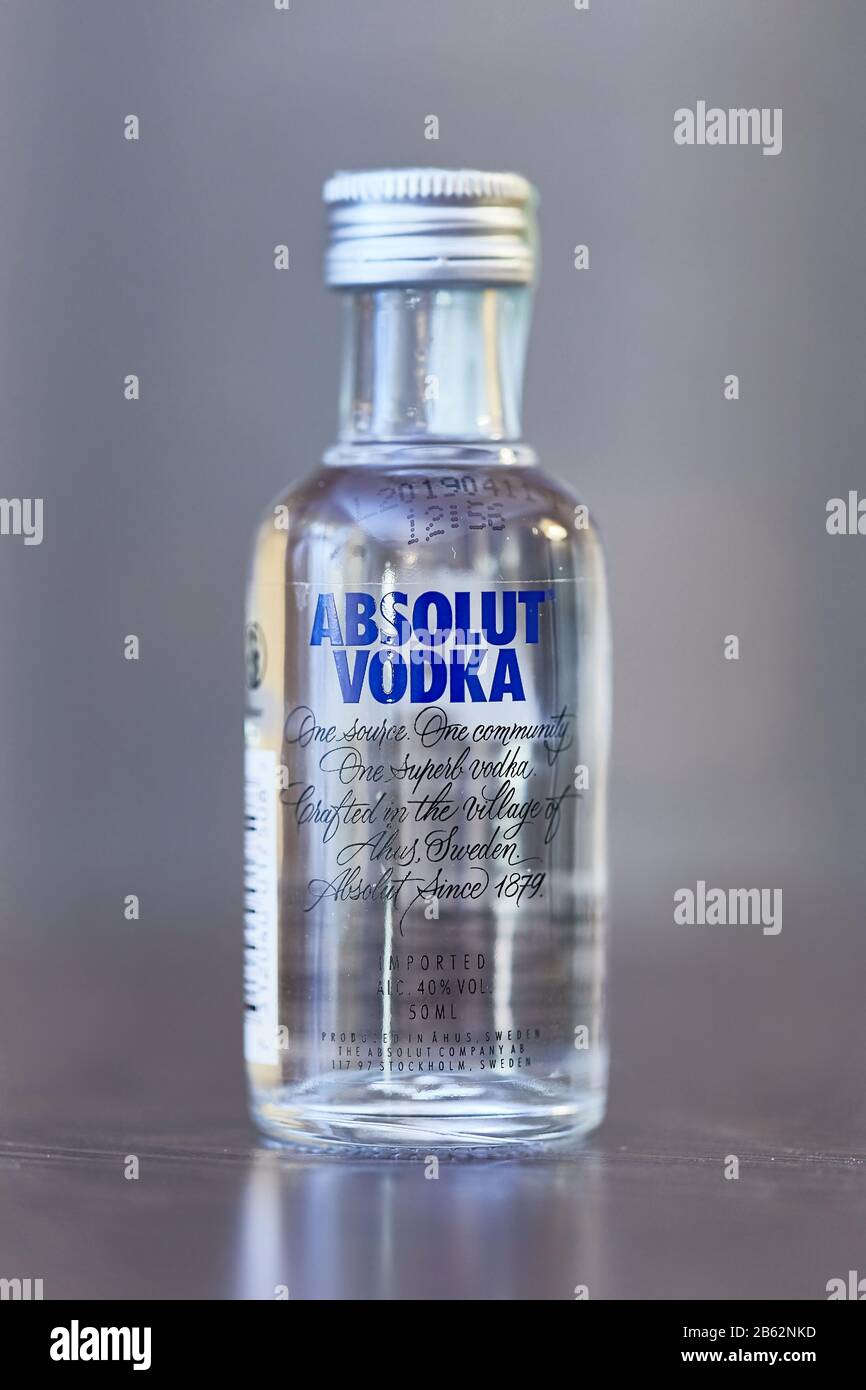 Absolut Wodka kleine Flasche Stockfotografie - Alamy