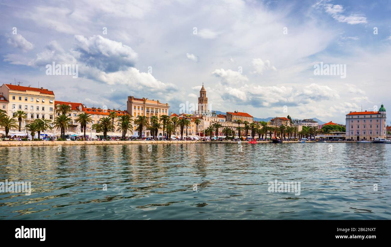 Split, Kroatien (Region Dalmatien). UNESCO-Weltkulturerbe. Blick auf die Stadt Split, Diokletianpalast und Mosor Berge im Hintergrund. Split panora Stockfoto