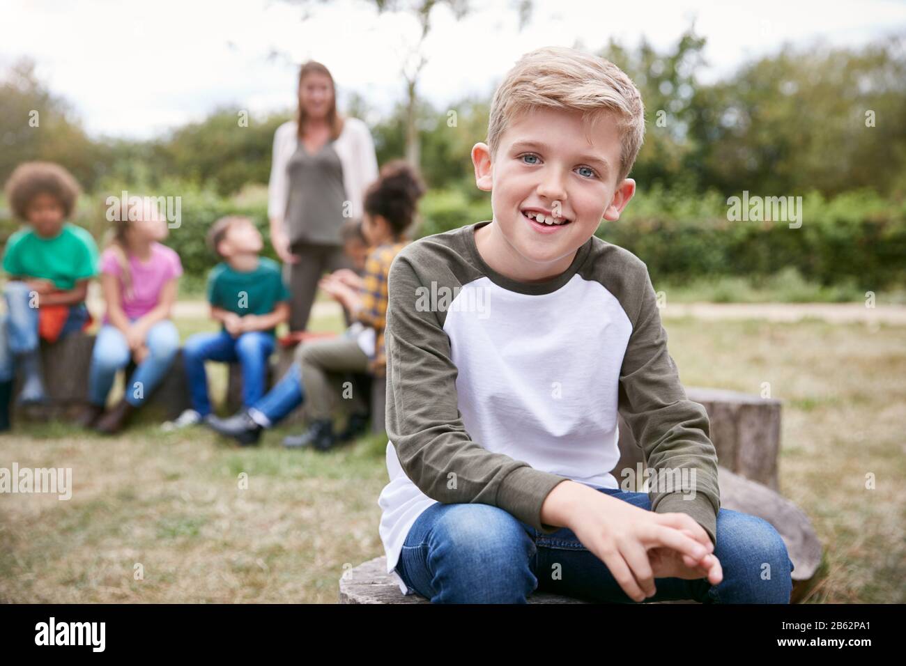 Portrait Von Jungen Auf Aktivitäten Im Freien Camping-Reise Mit Freunden Rund Um Camp Fire Stockfoto