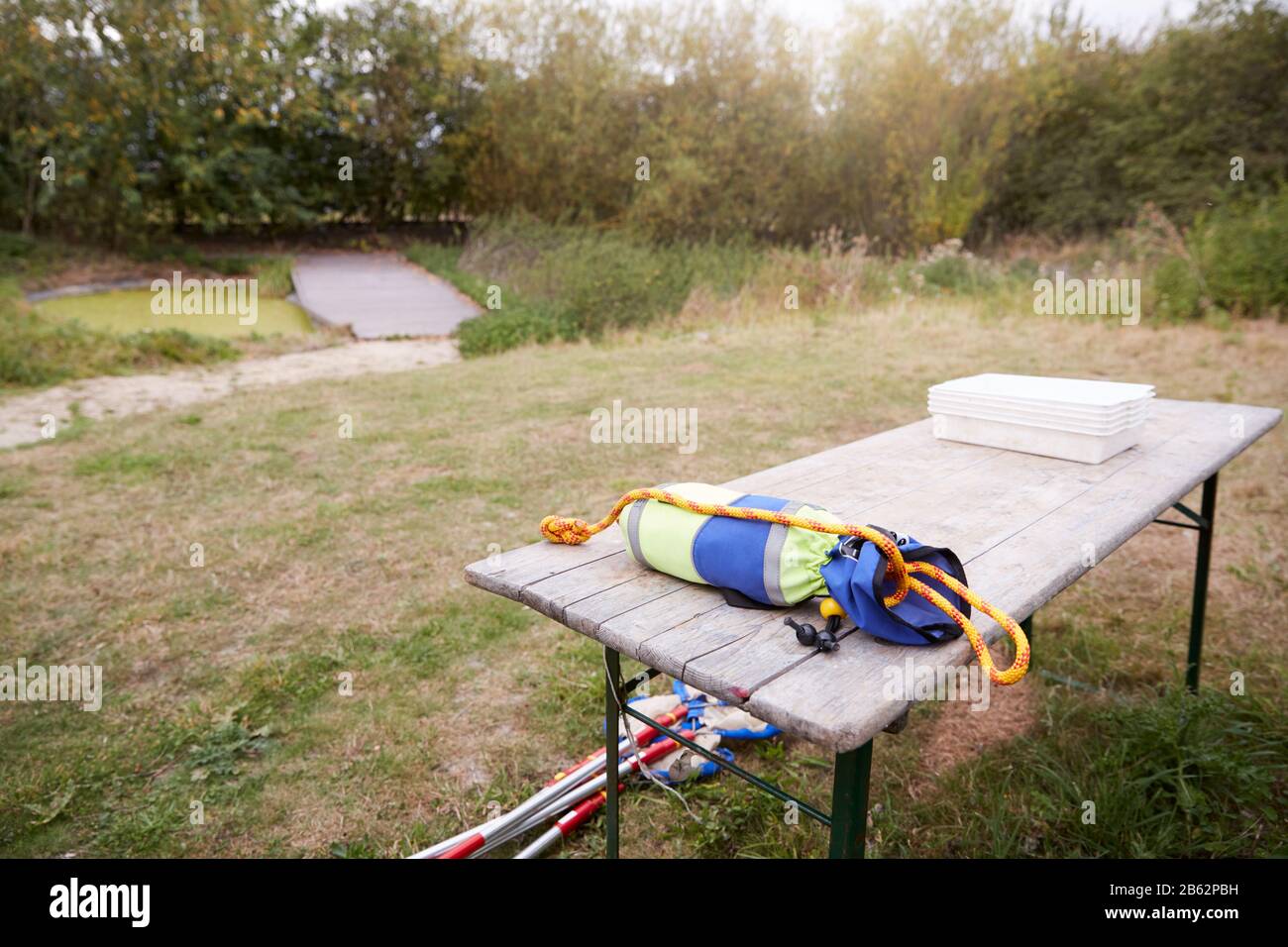 Angelernte Und Ausrüstung Für Die Erkundung Des Teichs Im Outdoor Activity Center Der Kinder Stockfoto
