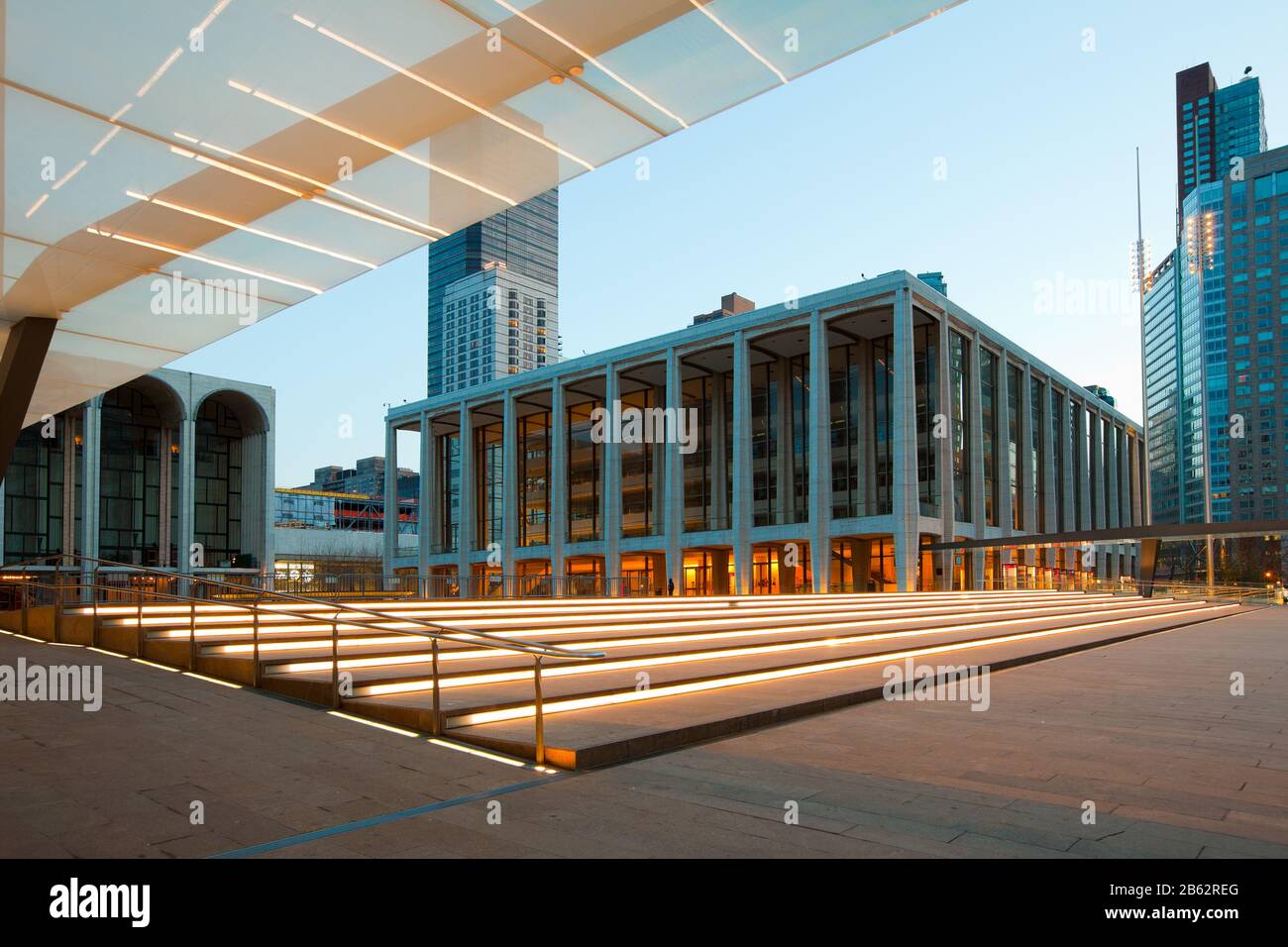 New York City, NY, Vereinigte Staaten - Blick im Morgengrauen des Lincoln Centers. Stockfoto