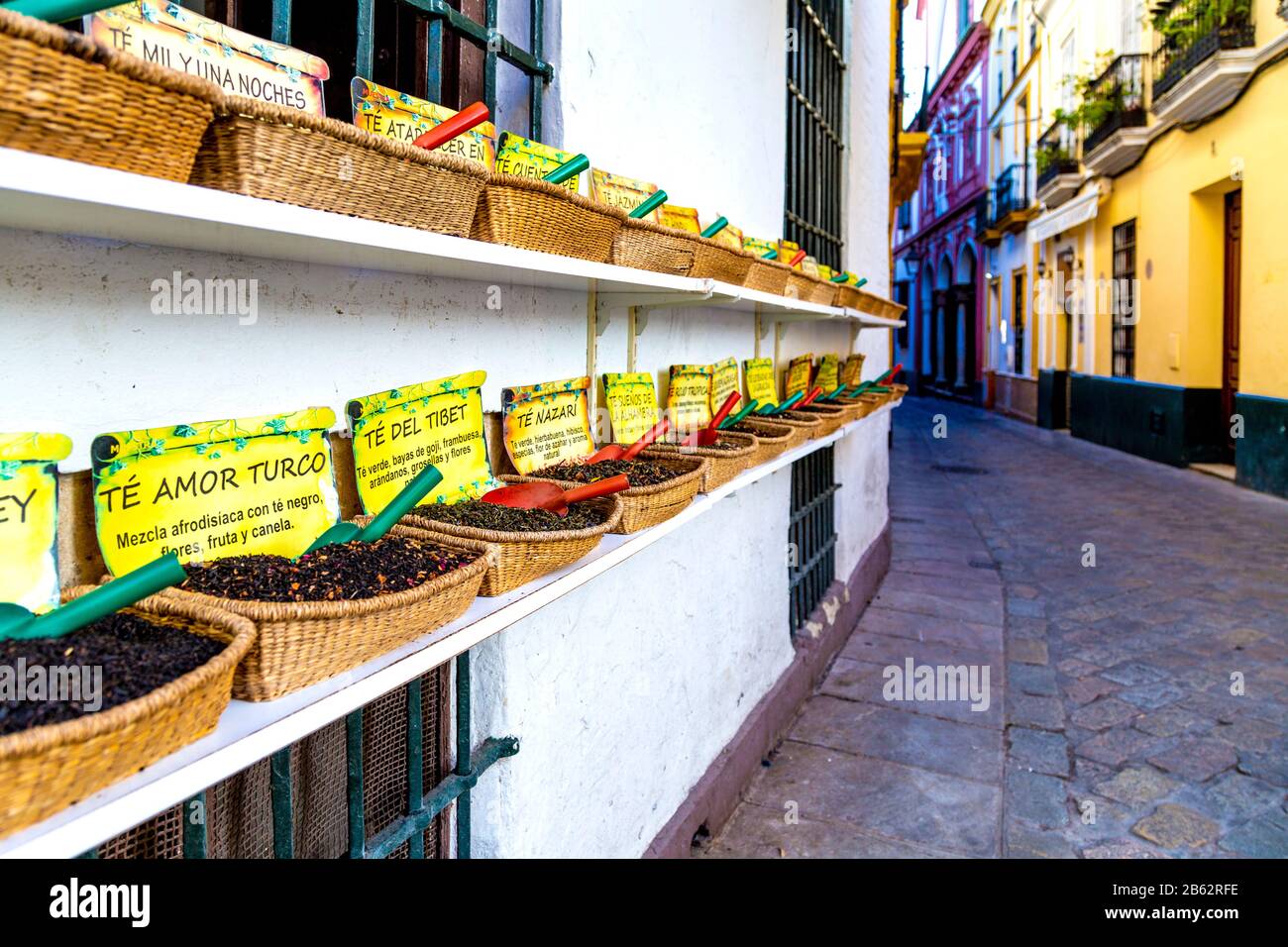 Außenhülle mit Körben voller lockerer Tees im Herbolario Esencias de Sevilla Tee- und Gewürzgeschäft in Sevilla, Spanien Stockfoto